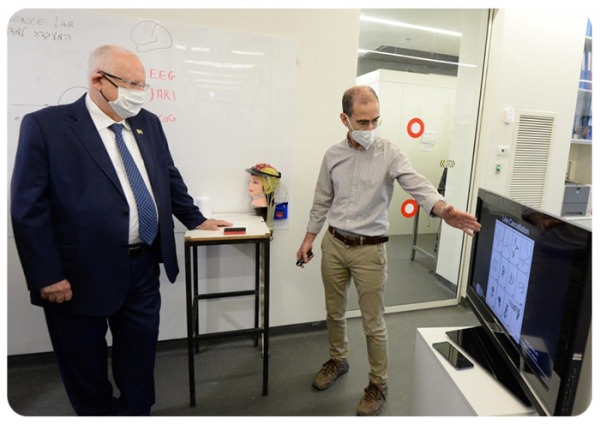 נשיא המדינה במעבדות מחקר של המרכז לחקר מדעי המוח The president Reuven (Ruvi) Rivlin visits ELCS